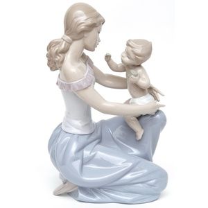 LLADRO Figurine Porcelain One For You One For Me Mother Kneeling Child Snack